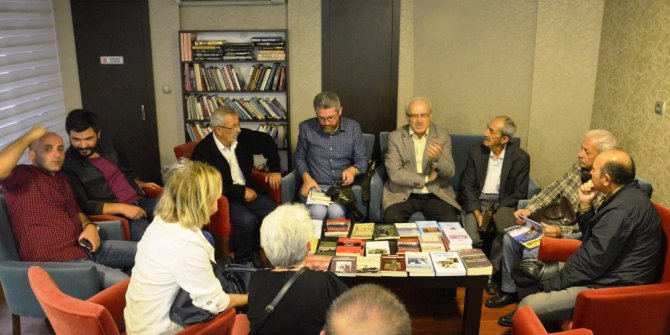 Yazar Zeki Sarıhan kitaplarını imzaladı