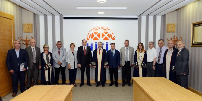 Rektör Alkan cüppe giydirdi