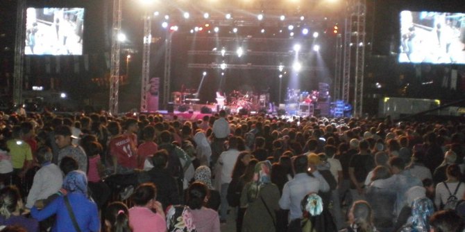 Hadise ve Mümin Sarıkaya 6. Kardeş Kültürler Festivali’nde sahne aldı