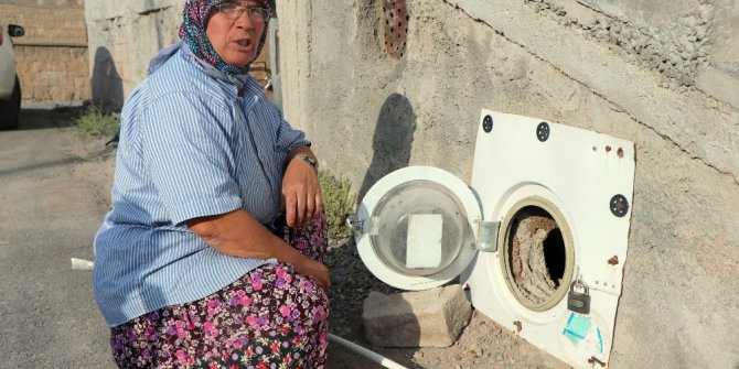 Bozulan çamaşır makinesinin kapağını kümesine kapı yaptı