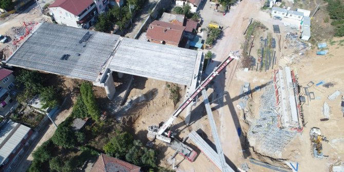 Derince’deki ikinci viyadüğün tabliyeleri kuruluyor