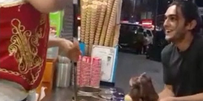 Müşterisine şaka yaparken dondurmayı üzerine düşürdü