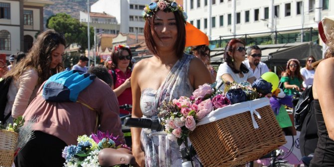 Manisa süslü kadınlarla tanıştı