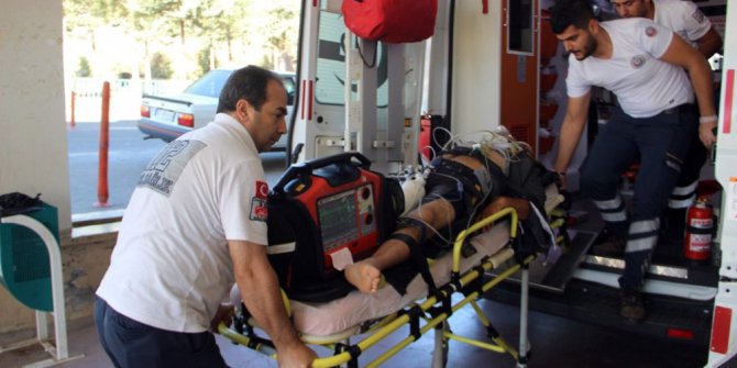 Park halindeki kamyonete çarpan motosikletli ağır yaralandı