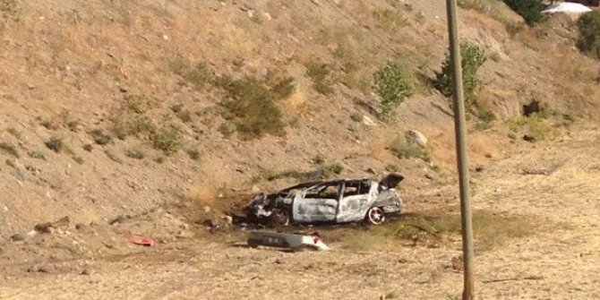 Şarampole yuvarlanan otomobil alev alev yandı