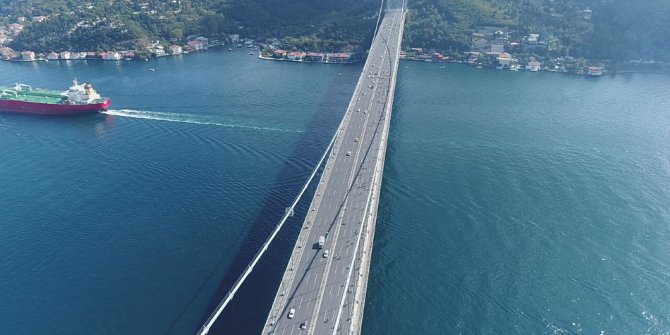 Binlerce bisikletlinin köprüden geçişi havadan görüntülendi