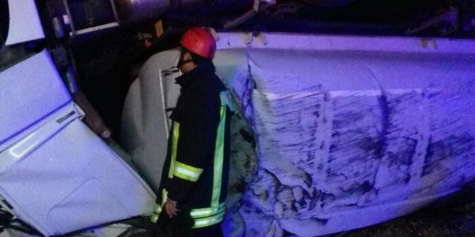Yakıt dolu tanker devrildi: 1 yaralı