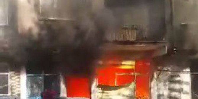 Dükkan alev alev yandı, binadaki çocukları işçiler kurtardı