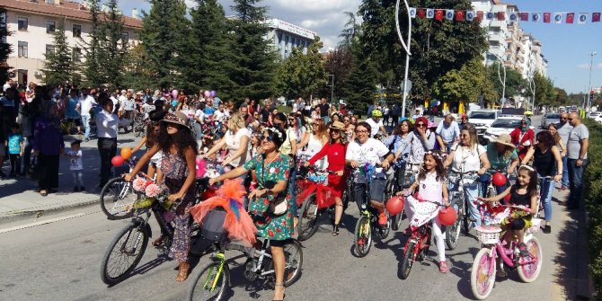 Süslü kadınlar bisiklet turu renkli görüntülere sahne oldu