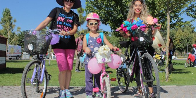 Kadınlar bisikletlerini süsleyip pedal çevirdi