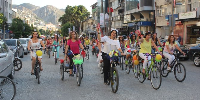 ‘Süslü kadınlar’ Hatay’da caddeleri çiçeğe çevirdi