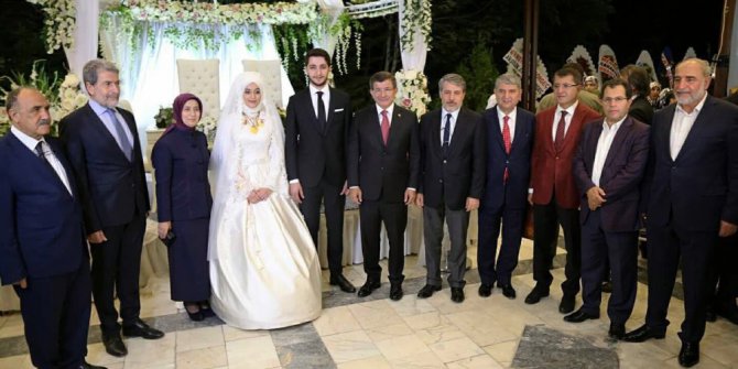 Eski Başbakan Davutoğlu Malatya’da düğüne katıldı