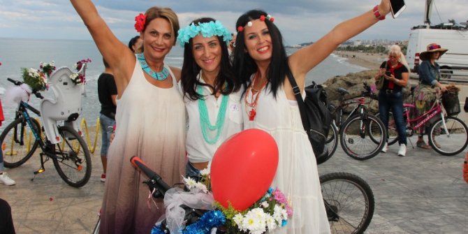 Süslü kadınlar bisikletleriyle turladı