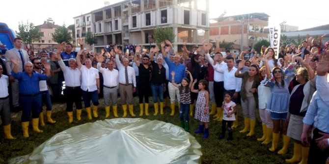 Başkan Ergün ve ünlü sanatçılar birlikte üzüm ezdi