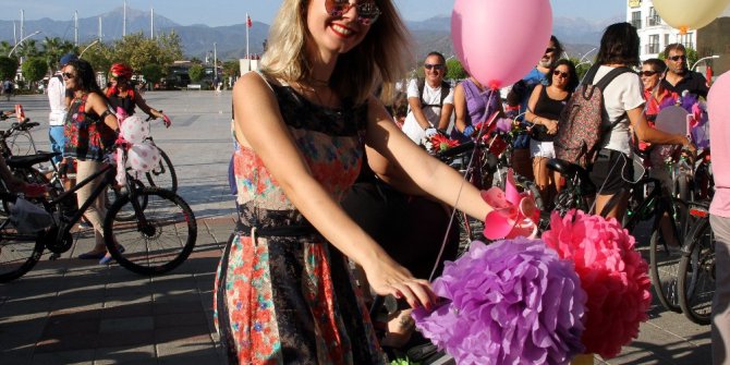 Fethiye’de ‘Süslü Kadınlar Bisiklet Turu’