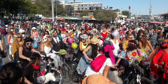 ‘Süslü Kadınlar’ bisikletleriyle İstanbul trafiğinde