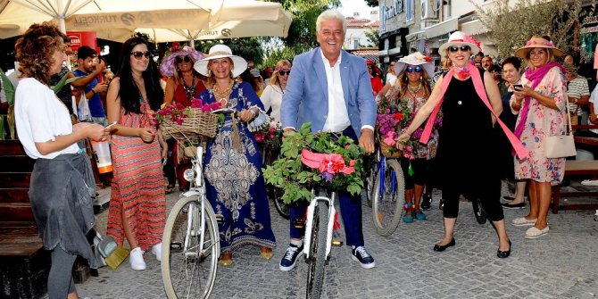 Süslü kadınlar, Alaçatı sokaklarını renklendirdi