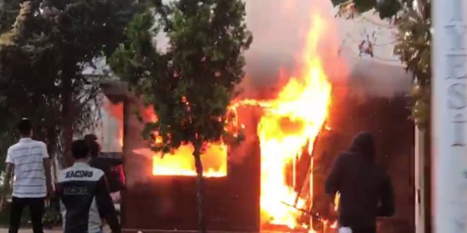 Beylikdüzü’nde taksi kulübesinde korkutan yangın