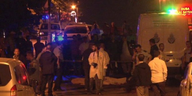 Ailesiyle yolun karşısına geçmek isteyen kadına araba çarptı: 1 ölü