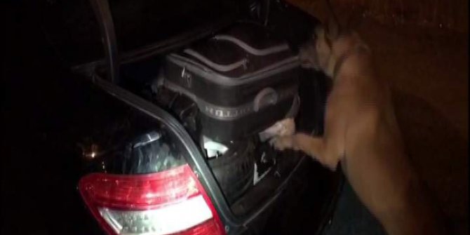 Lüks otomobilde 10 kilo esrar ele geçirildi