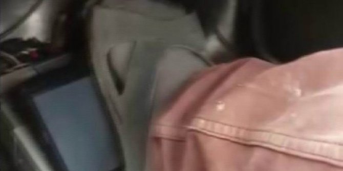 Öfkeli sürücü çalışmayan teybini yere atıp tekmeledi