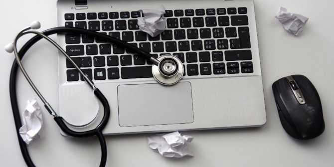 Gençlerin yüzde 55’i doktordan önce internete soruyor