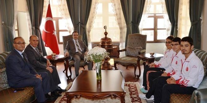 Vali Çataklı, Milli Sporcuları Makamında Ağırladı