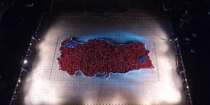 Bayraklı’da “Kalpaklı Atatürk” sürprizi