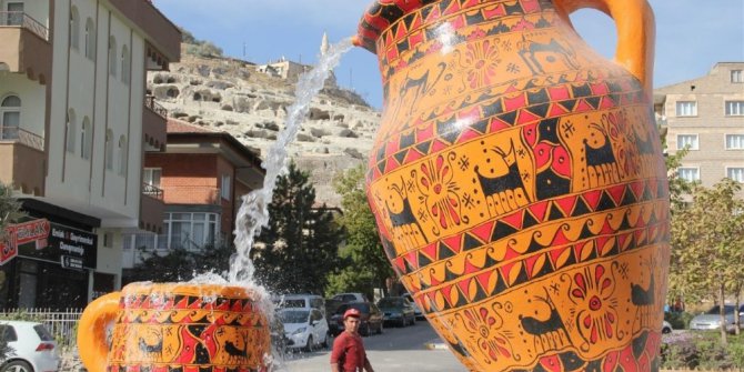 Çömlek figürlü havuz görenleri büyülüyor