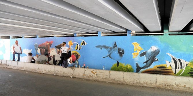 Başiskele’de alt geçitler renkleniyor