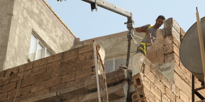 Haliliye’de tehlikeli yapı yıkıldı