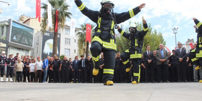 İtfaiye Haftası’nda itfaiyeciler kıyafetleriyle harmandalı oynadı