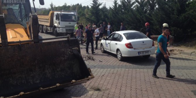 Hafriyat kamyonu elektrik direğini devirdi faciadan dönüldü