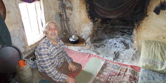 Yaşlı adamın mağara gibi evde yaşam mücadelesi görenlerin yüreğini dağlıyor