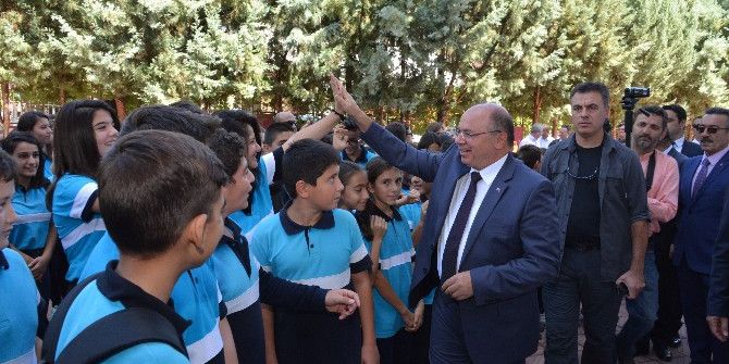 Vali Çiçek Şehit Polislerin İsimlerinin Verildiği Okulları Ziyaret Etti