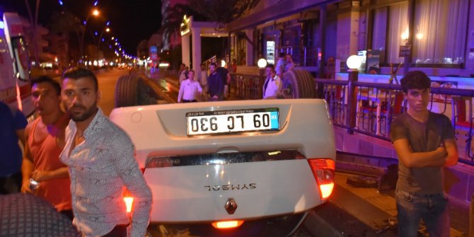 Elektrikli bisikletle çarpışan otomobil takla attı,3 yaralı