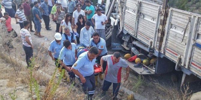 Kavun Yüklü Kamyon Şarampole Uçtu: 1 Yaralı