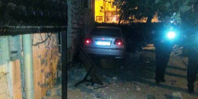 Hızını alamayan otomobil cami avlusuna girdi