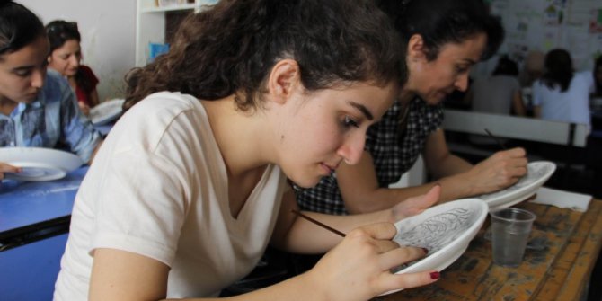 Göç ve savaş mağdurlarına çini sanatıyla terapi