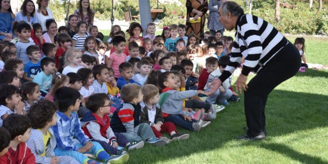 Minikler pandomim sanatçısıyla hem eğlendi hem öğrendi
