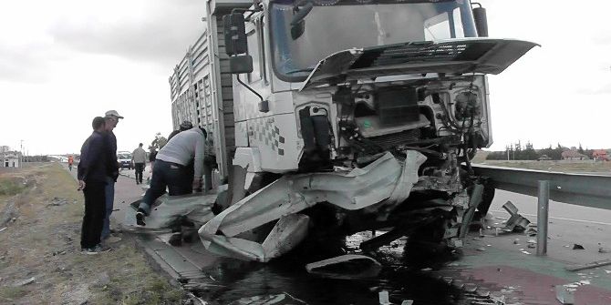 Lastiği Patlayan Kamyon Bariyerleri Biçti