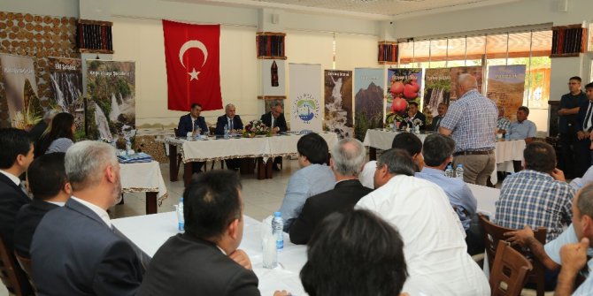 Vali Kamçı Yahyalı’da Muhtarlarla Buluştu