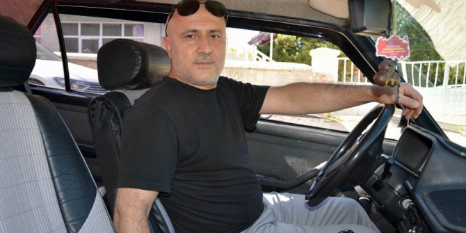 Kendine ait otomobili ile isteyenlere ücretsiz ulaşım hizmeti veriyor