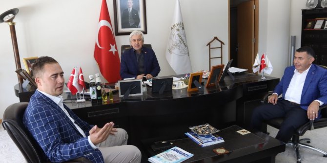 AKGİAD, Akhisar Üniversitesine 10 bin TL bağışladı