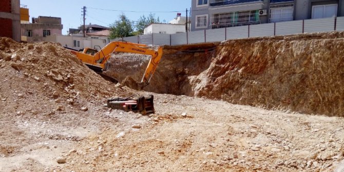 Milas’ta inşaat sırasında yol göçtü