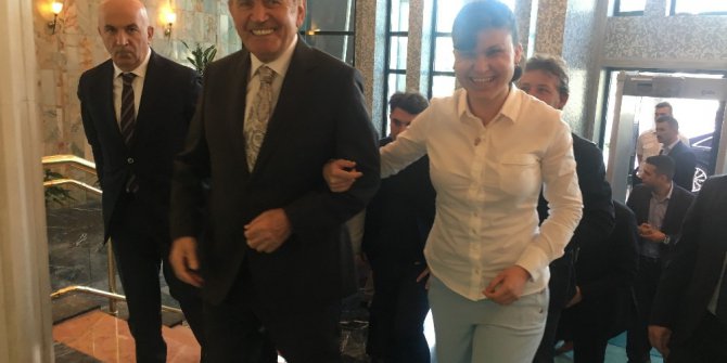 Topbaş istifasının ardından arkadaşlarıyla vedalaşmak için İBB’ye geldi