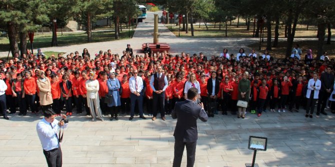 Atatürk Üniversitesi Vakıf Okulları öğrencileri, ilk dersi Kars Kapı Şehitliği’nde yaptı
