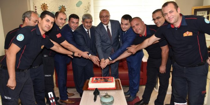Başkan Ergün itfaiyecilerle birlikte pasta kesti