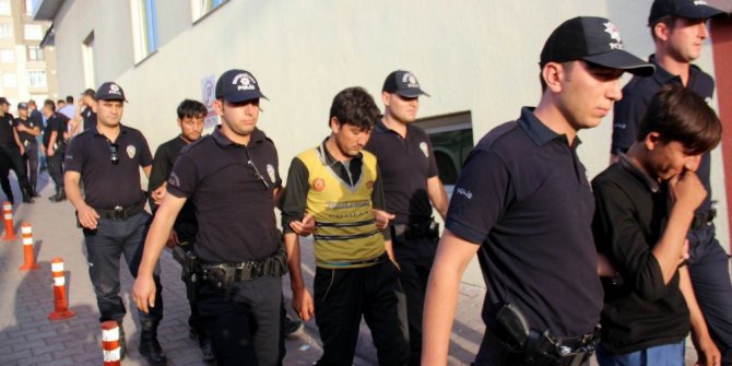 15 kişilik minibüsten 25 kaçak göçmen çıktı