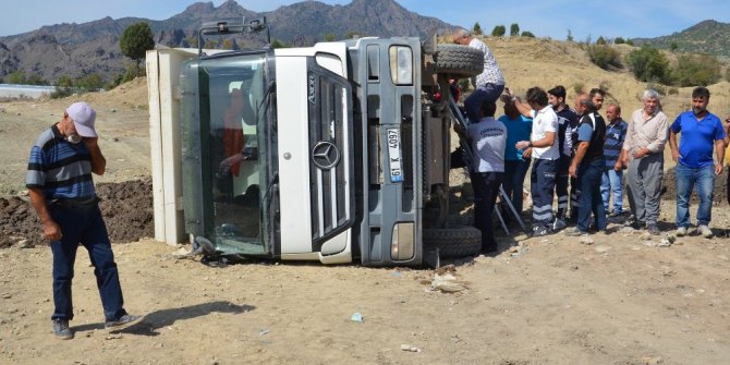 Osmancık’ta harfiyat kamyonu devrildi